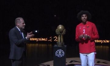 Παρί - Ολυμπιακός: Οι γηπεδούχοι βράβευσαν τον Τάισον Γουόρντ (vid)