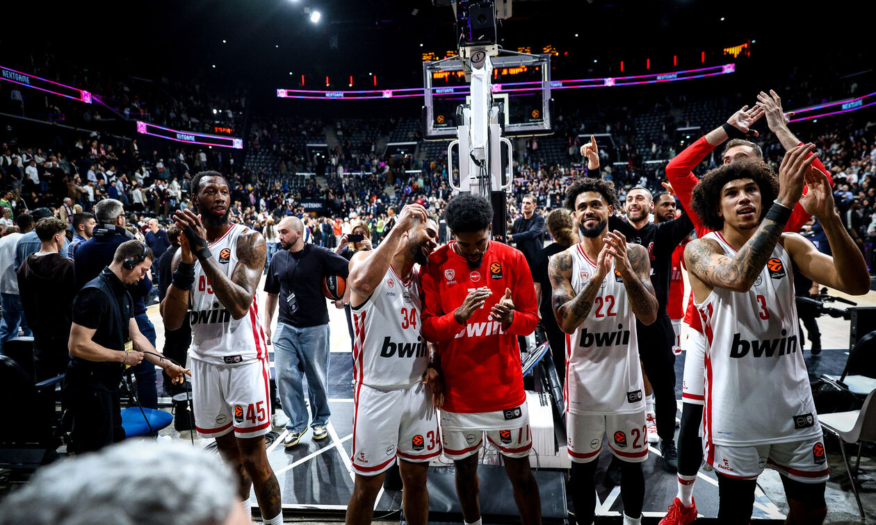 Ολυμπιακός: Η βράβευση του Γουόρντ το high five Μπαρτζώκα-ΜακΚίσικ και το πείραγμα στον Μόρις (vid)