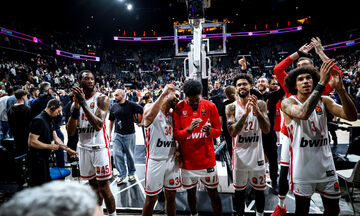 Ολυμπιακός: Η βράβευση του Γουόρντ το high five Μπαρτζώκα-ΜακΚίσικ και το πείραγμα στον Μόρις (vid)