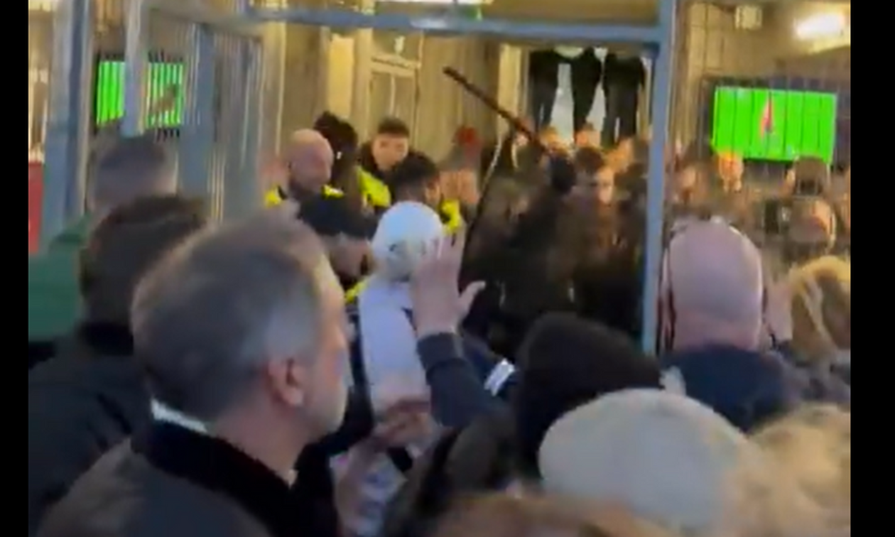 Αστυνομικοί χτυπούν οπαδούς της Άστον Βίλα (vid)