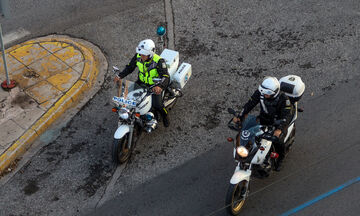 Οδηγός έκανε επικίνδυνους ελιγμούς στο δρόμο Θηβών-Λιβαδειάς και έπεσε πάνω σε μπλόκο