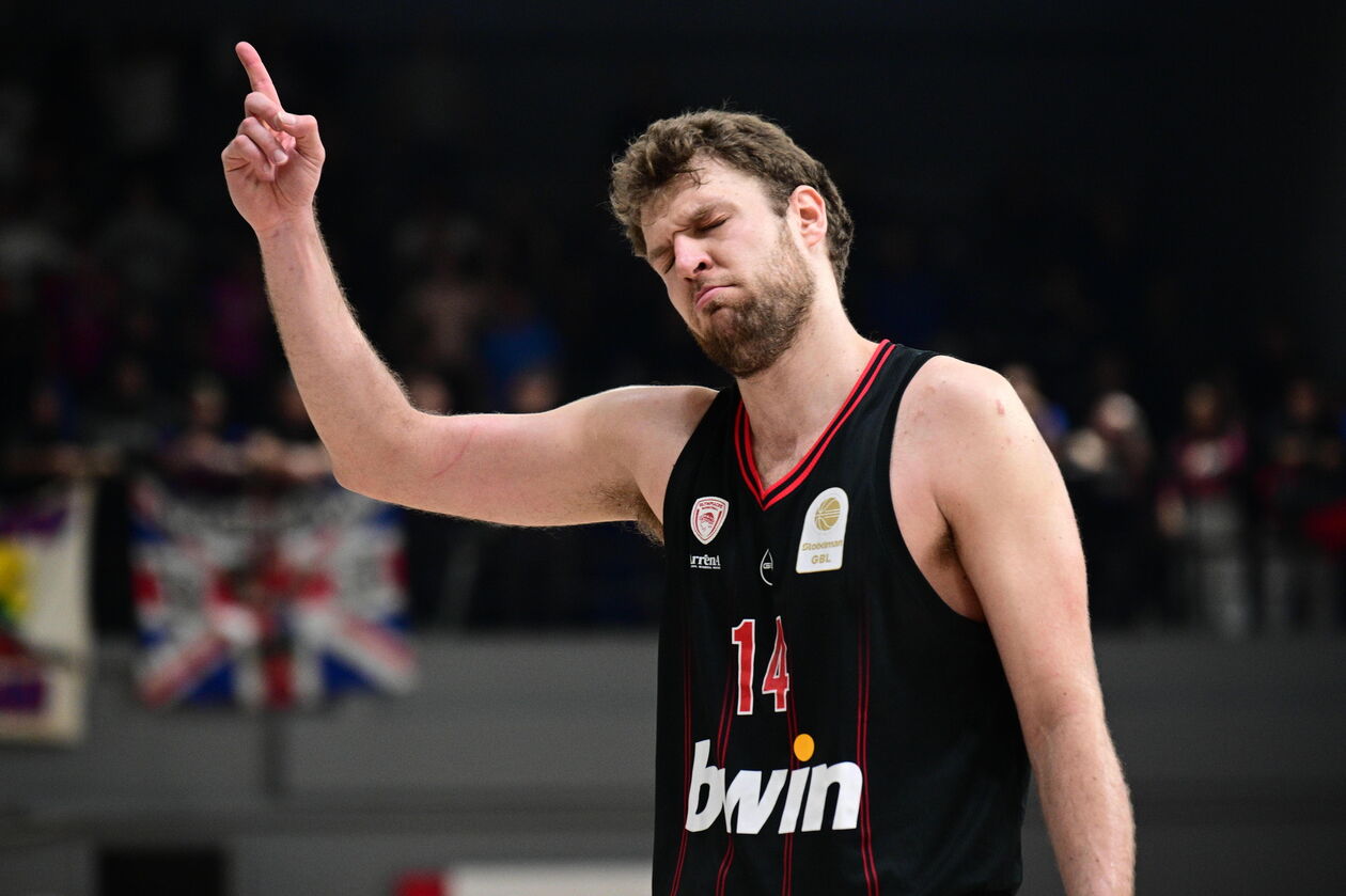 Βεζένκοφ: «Μέχρι πότε θα σκοτώνονται παιδιά και θα μετρά τι ομάδα είναι ο καθένας;»