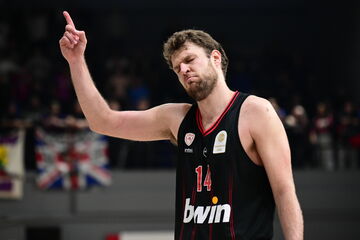 Βεζένκοφ: «Μέχρι πότε θα σκοτώνονται παιδιά και θα μετρά τι ομάδα είναι ο καθένας;»