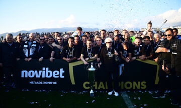 Η απονομή του τροπαίου στην Καλαμάτα