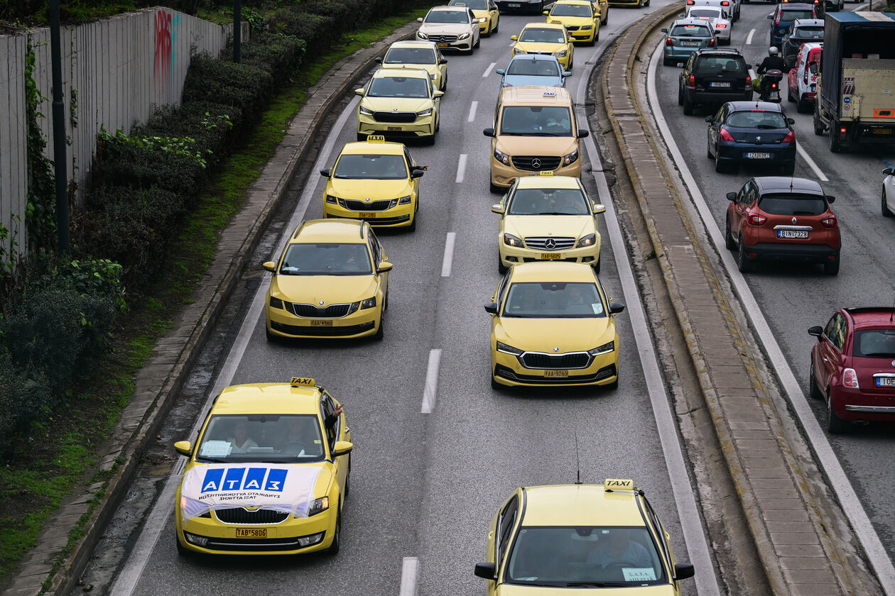 Απεργούν για τέταρτη ημέρα οι οδηγοί ταξί στην Αττική