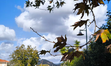 Καιρός: Λίγες νεφώσεις παροδικά αυξημένες