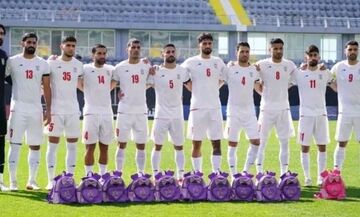 Οι Ιρανοί διεθνείς απέτισαν φόρο τιμής στους νεκρούς σχολείου στην πατρίδα τους