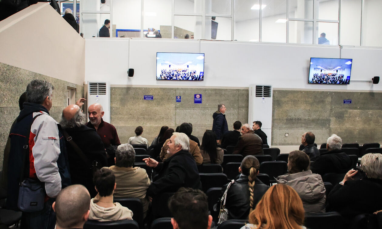 Δίκη για τα Τέμπη: Ξεκινά και πάλι με αλλαγές στην δικαστική αίθουσα 