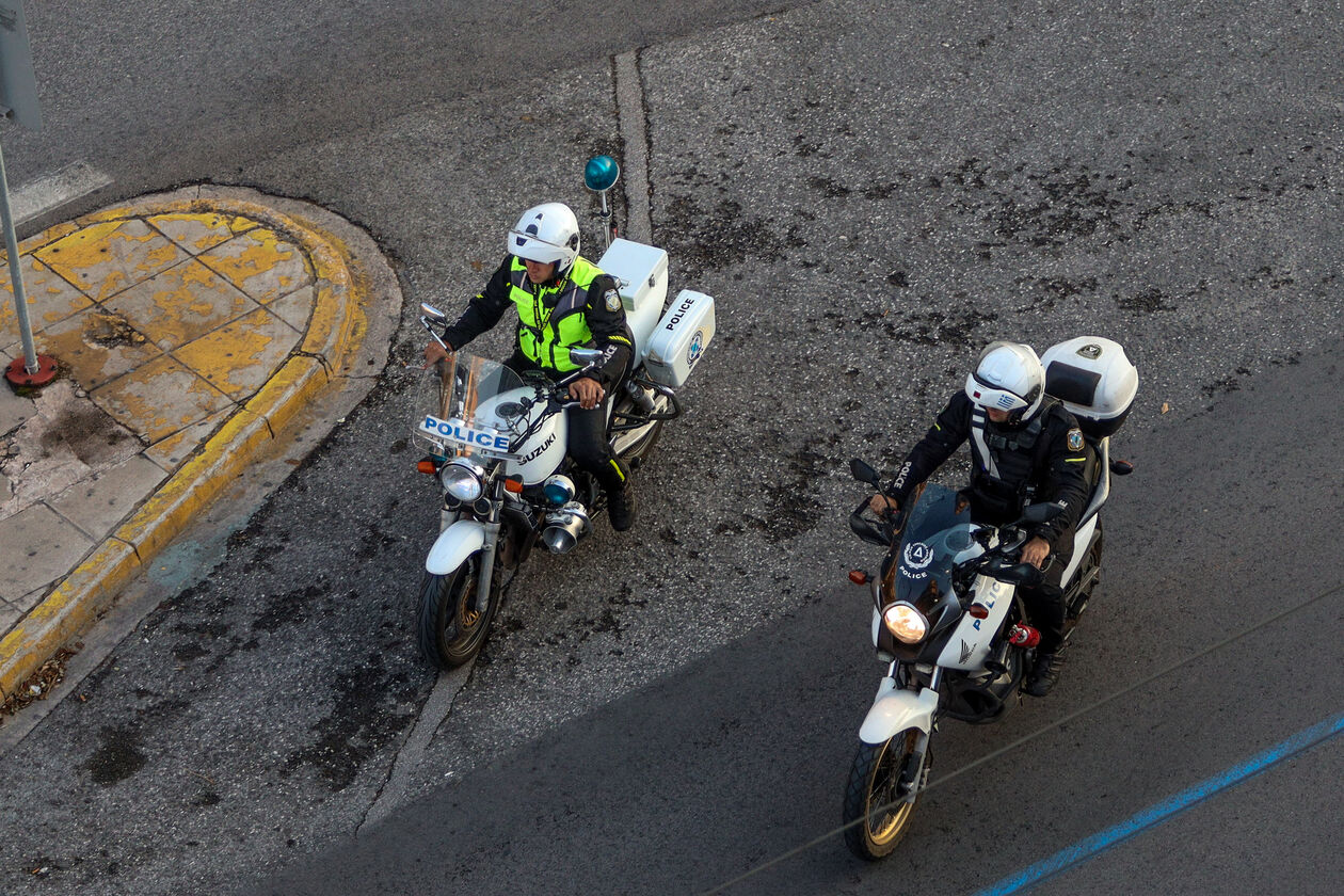 Γλυφάδα: Αετονύχηδες «βούτηξαν» από 59χρονο 2.500 ευρώ και ράβδους χρυσού