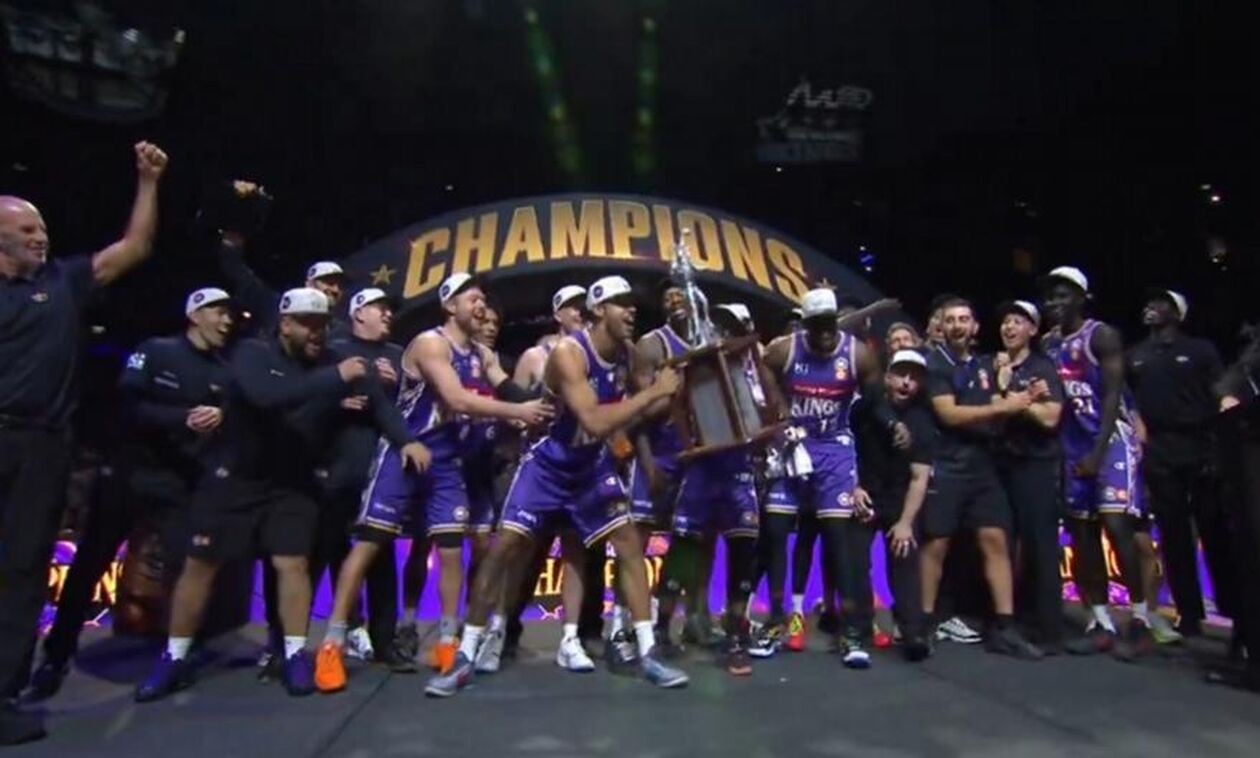 NBL: Έσπασε το τρόπαιο των Σίδνεϊ Κινγκς κατά την απονομή! (vid)