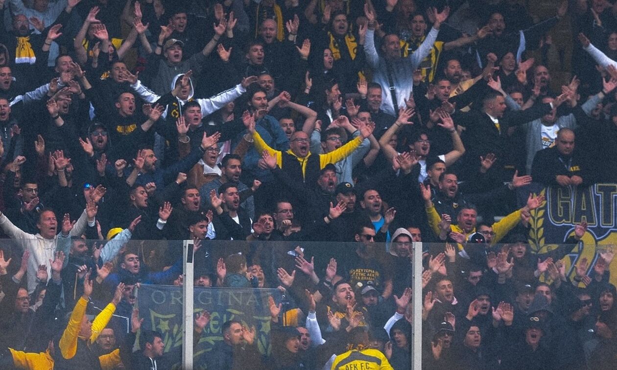 ΑΕΚ: Οπαδοί στο ξενοδοχείο πριν την αναχώρηση για το Φάληρο