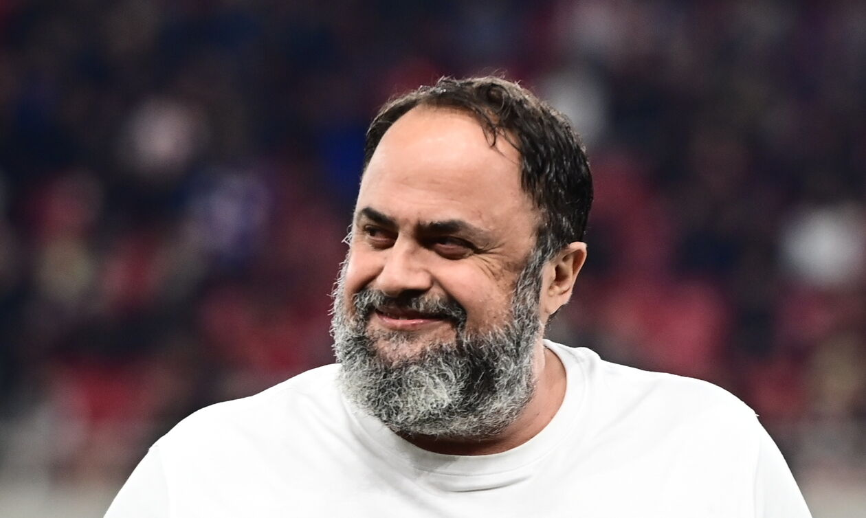 Ολυμπιακός - ΑΕΚ: Κατέβηκε στον αγωνιστικό χώρο ο Μαρινάκης 