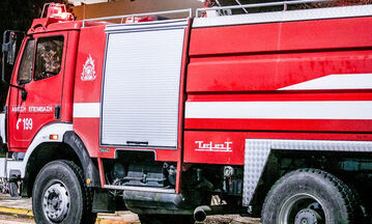 Φωτιά σε υπαίθριο αμαξοστάσιο στον Πειραιά