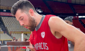 Ολυμπιακός: Γιόρτασε με την ομάδα τα γενέθλιά του ο Άλεκ Πίτερς (vid)