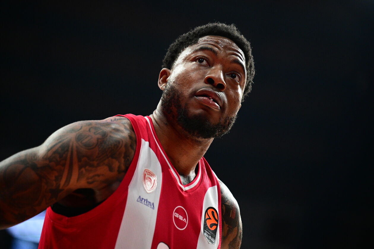 Ολυμπιακός: Ποινή τριών αγωνιστικών και πρόστιμο στον Ταϊρίκ Τζόουνς!