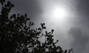 Καιρός: Φεύγει η αφρικανική σκόνη, παραμένουν οι βροχές