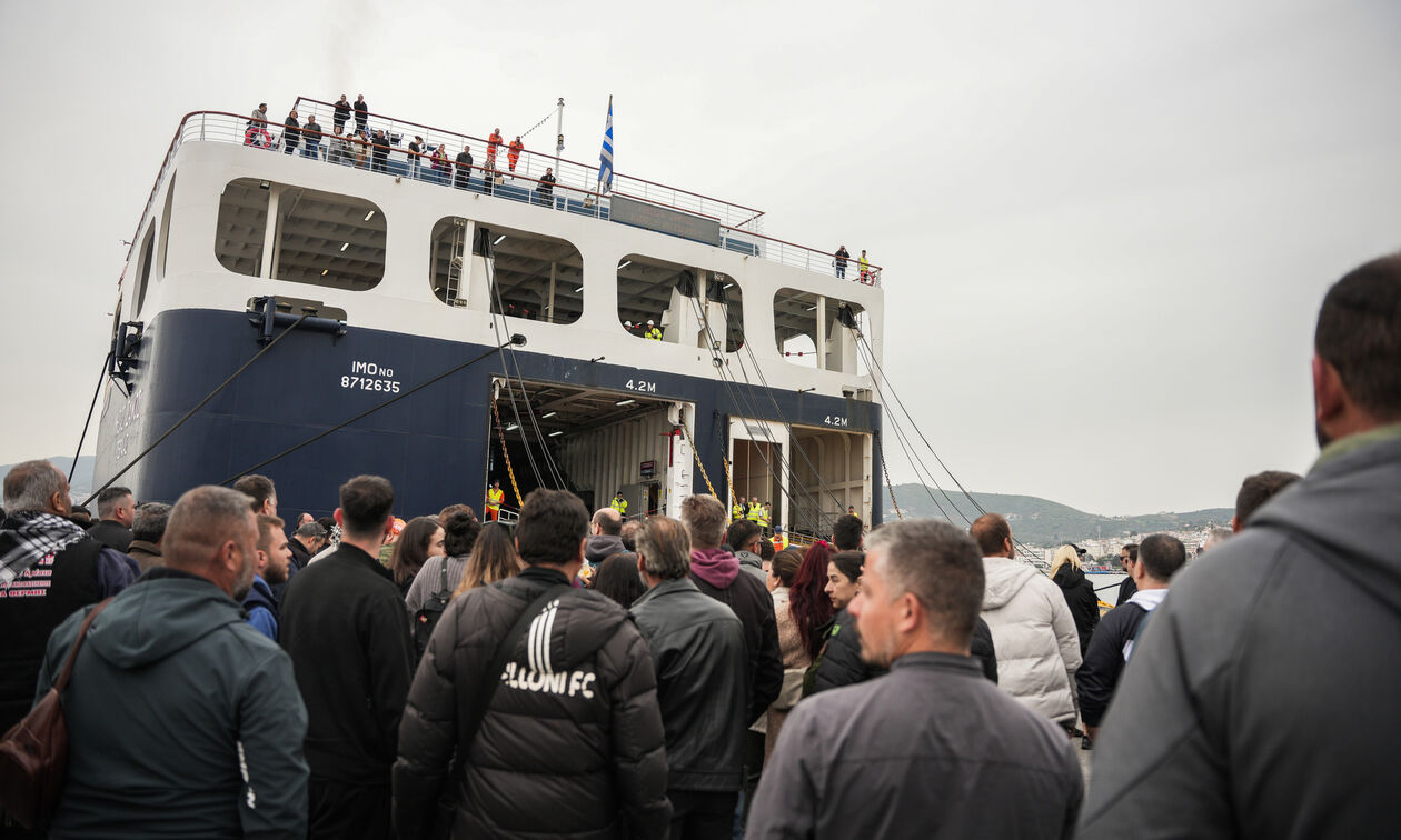 Συνεχίζουν τους αποκλεισμούς οι κτηνοτρόφοι στο λιμάνι της Μυτιλήνης