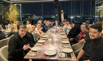 Oλυμπιακός: Γιορτινό γεύμα με οικοδεσπότη τον Πίτερς για τους πρωταθλητές Έφηβους