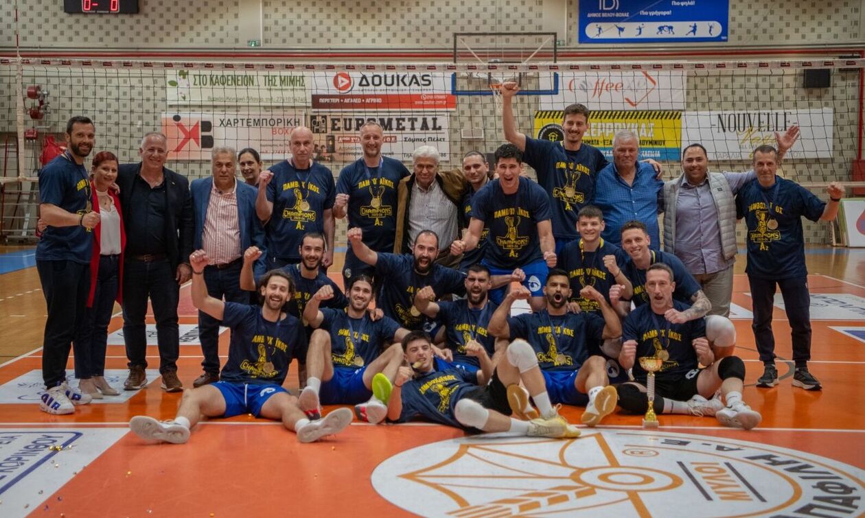 Ο πρόεδρος της Ε.Ο.ΠΕ. Γιώργος Καραμπέτσος στην απονομή του πρωταθλητή Παμβοχαϊκού