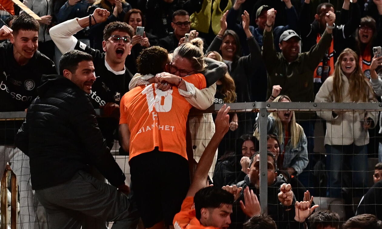 Π.Α.Ο.Κ. - Ο.Φ.Η: Ο Νους πανηγυρίσε στα κάγκελα του Πανθεσσαλικού αγκαλιά με την μητέρα του (vid)!