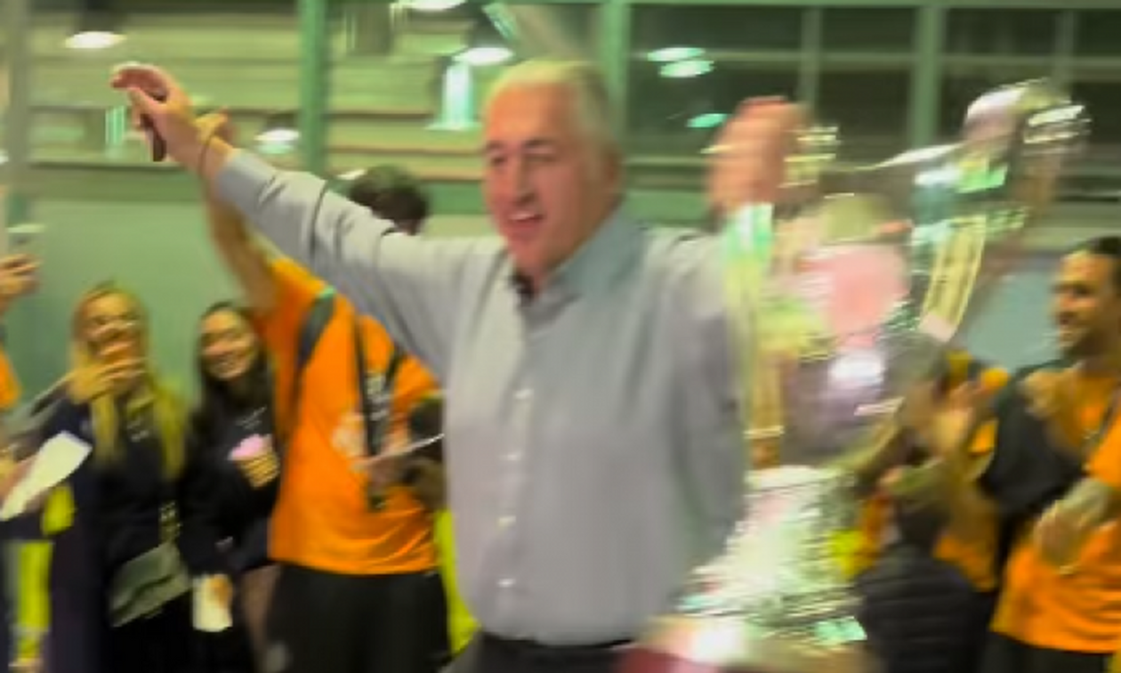 «Νύχτα ξελογιάστρα»: Το ζεϊμπέκικο του Μιχάλη Μπούση (vid)