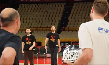 Οι αδελφοί Αγγελόπουλοι δίνουν το βραβείο του MVP στον Σάσα Βεζένκοφ (vid)