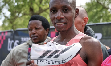 «Kατέβηκε» τις δύο ώρες με παγκόσμιο ρεκόρ στον Μαραθώνιο του Λονδίνου ο Σάουε!