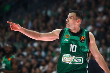 Παναθηναϊκός: Πέρασε την πόρτα του χειρουργείου ο Σλούκας 