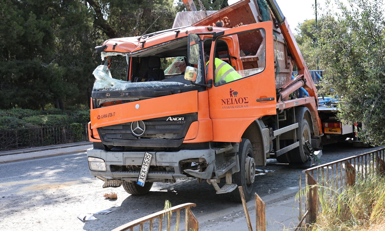 Ανατροπή φορτηγού στη Λεωφόρο Βουλιαγμένης 