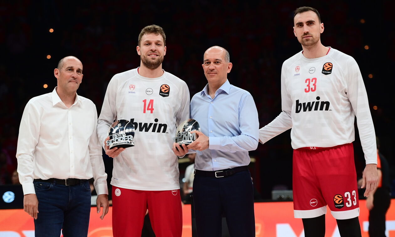 Ολυμπιακός: Οι Αγγελόπουλοι βράβευσαν τους Βεζένκοφ και Μιλουτίνοφ