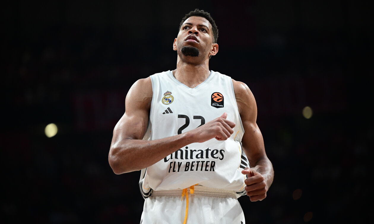 Στα αποδυτήρια με πρόβλημα στο γόνατο ο Έντι Ταβάρες!