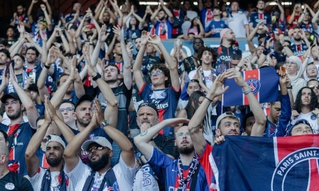 Χιλιάδες φίλαθλοι περιμένουν τους παίκτες της Παρί Σεν Ζερμέν στο Σαμπ ντε Μαρς