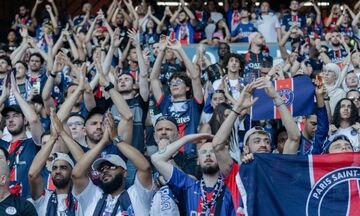 Χιλιάδες φίλαθλοι περιμένουν τους παίκτες της Παρί Σεν Ζερμέν στο Σαμπ ντε Μαρς