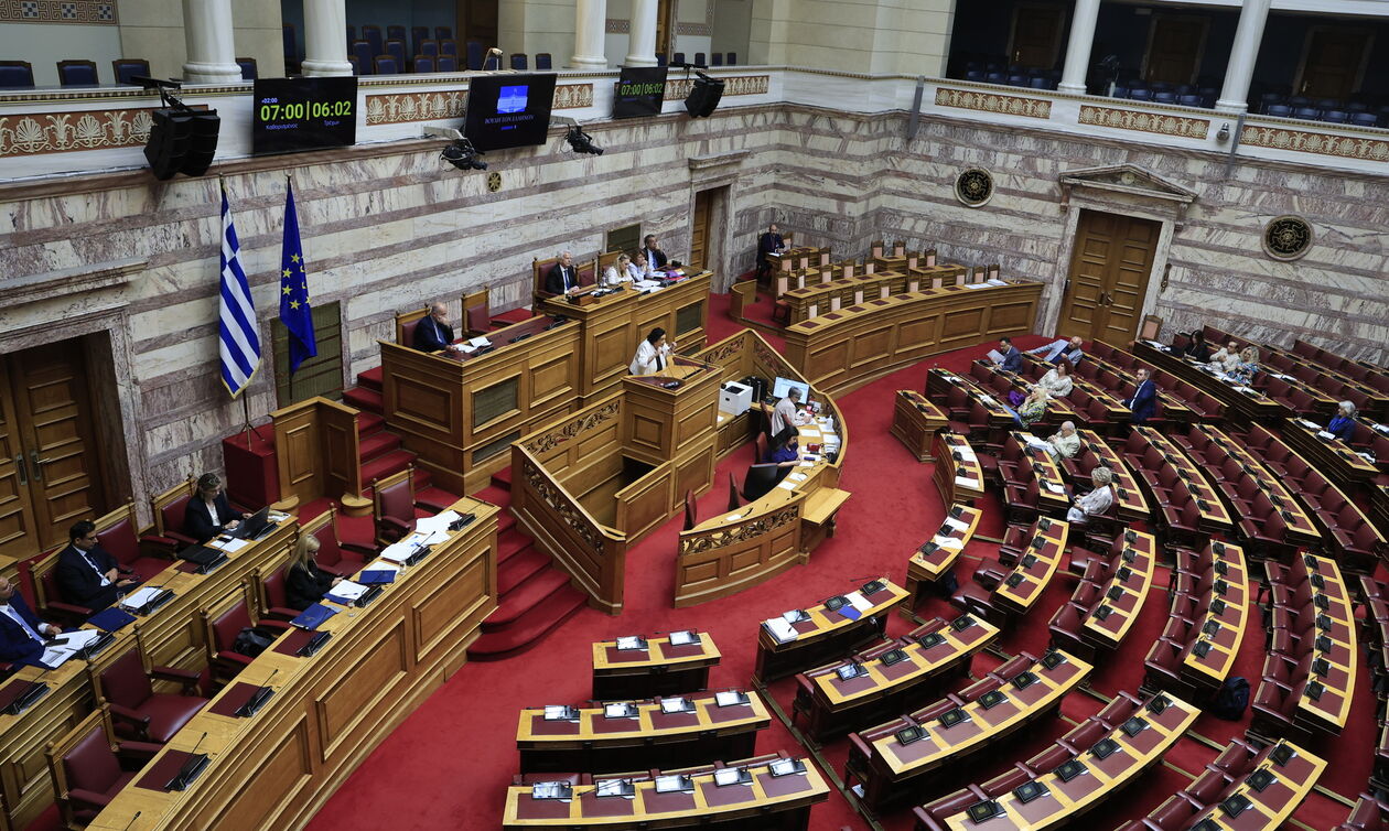 Βουλή: Ψηφίστηκε το νομοσχέδιο για τη Μετανάστευση και το Άσυλο