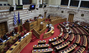 Βουλή: Ψηφίστηκε το νομοσχέδιο για τη Μετανάστευση και το Άσυλο