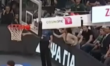 VIDEO: Η γυναίκα που τράβηξε από το μανίκι τον διαιτητή Παπαπέτρου