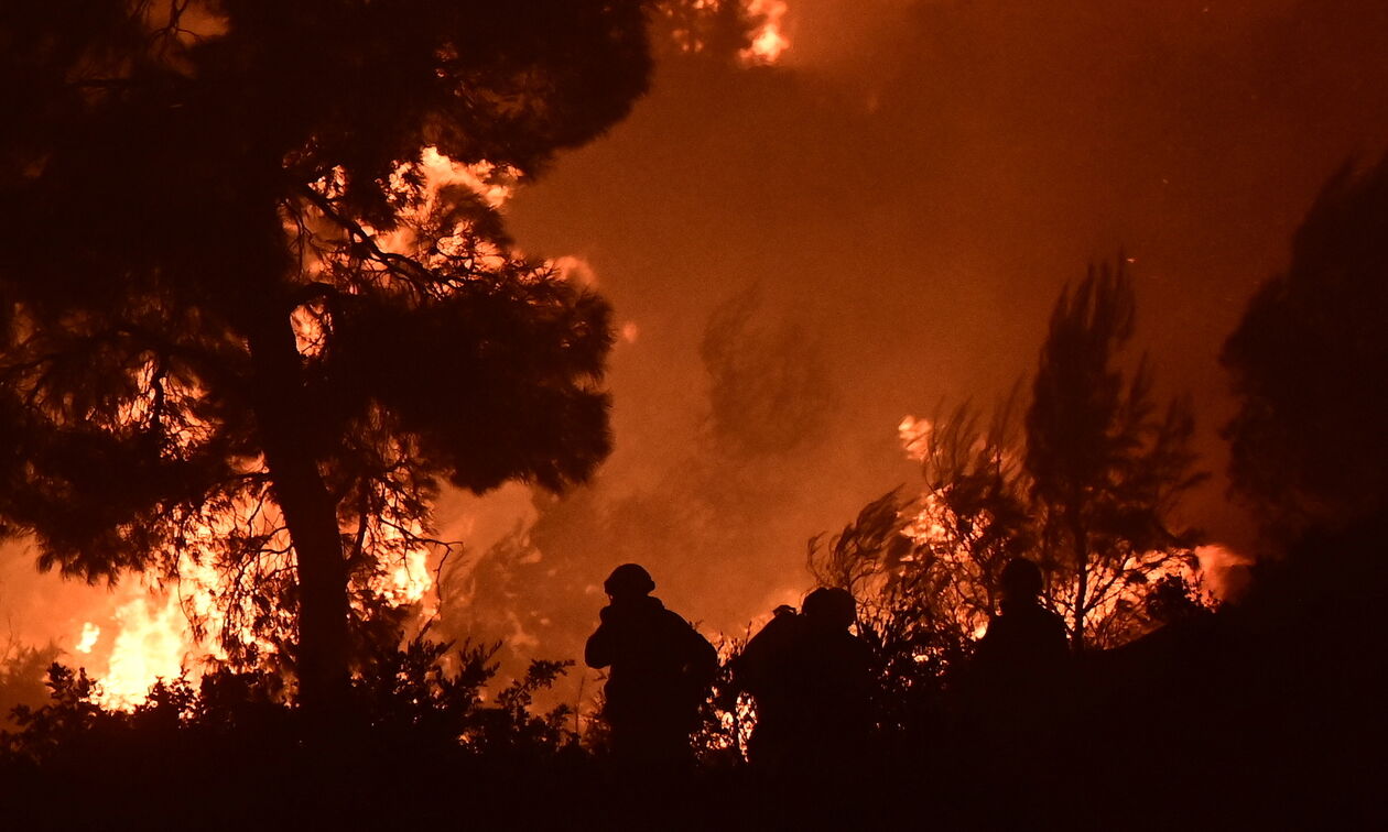 Πόρτο Γερμενό: Ολονύχτια μάχη με τις φλόγες - Απομακρύνθηκαν 12 άτομα με πλωτά μέσα