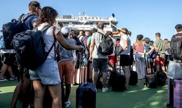 Mαζική έξοδος των αδειούχων: Πάνω από 61.000 επιβάτες αναχώρησαν από τα λιμάνια της Αττικής!