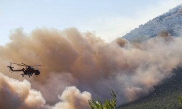Πυρκαγιές: Προς τα Μέγαρα oι φλόγες, απανωτές εκκενώσεις οικισμών, στο Συντονιστικό ο Μητσοτάκης