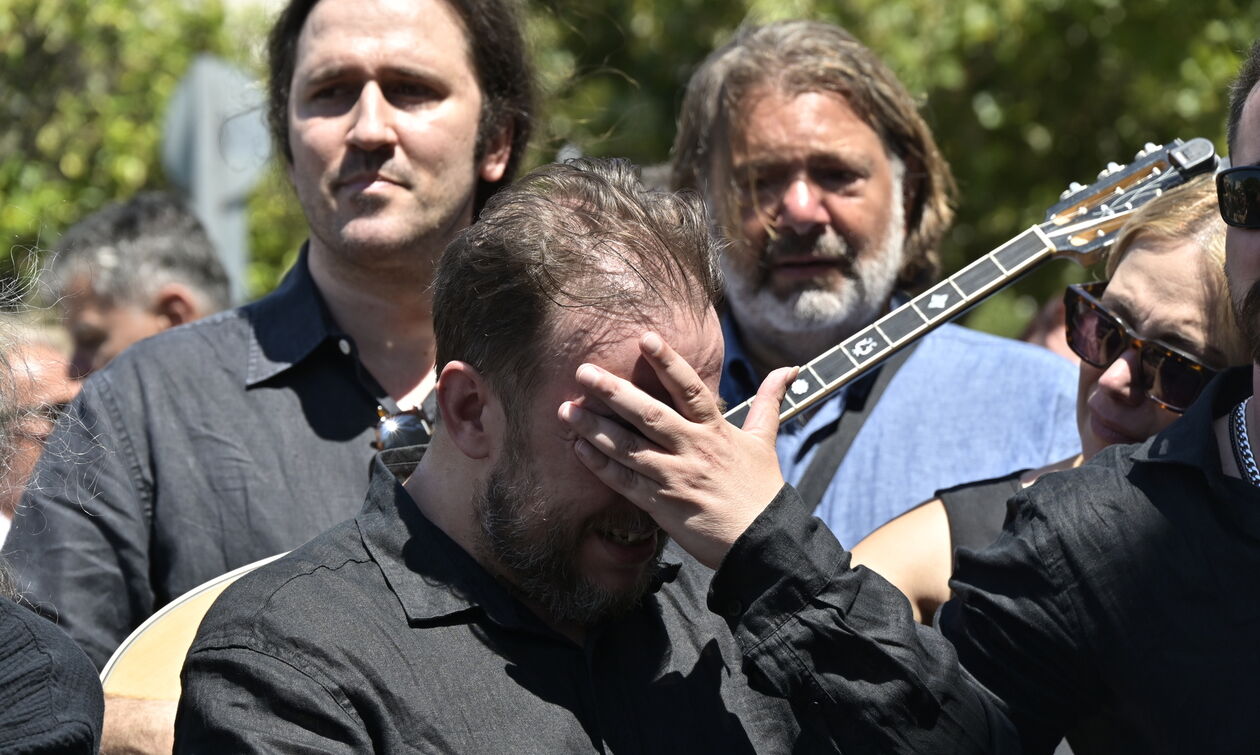 Συγκίνηση στην κηδεία του Νίκου Καλογερόπουλου