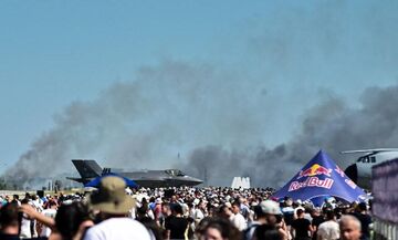 Athens Flying Week: Πτώση Phantom κατά τη διάρκεια επίδειξης - Αγωνία για τους πιλότους!