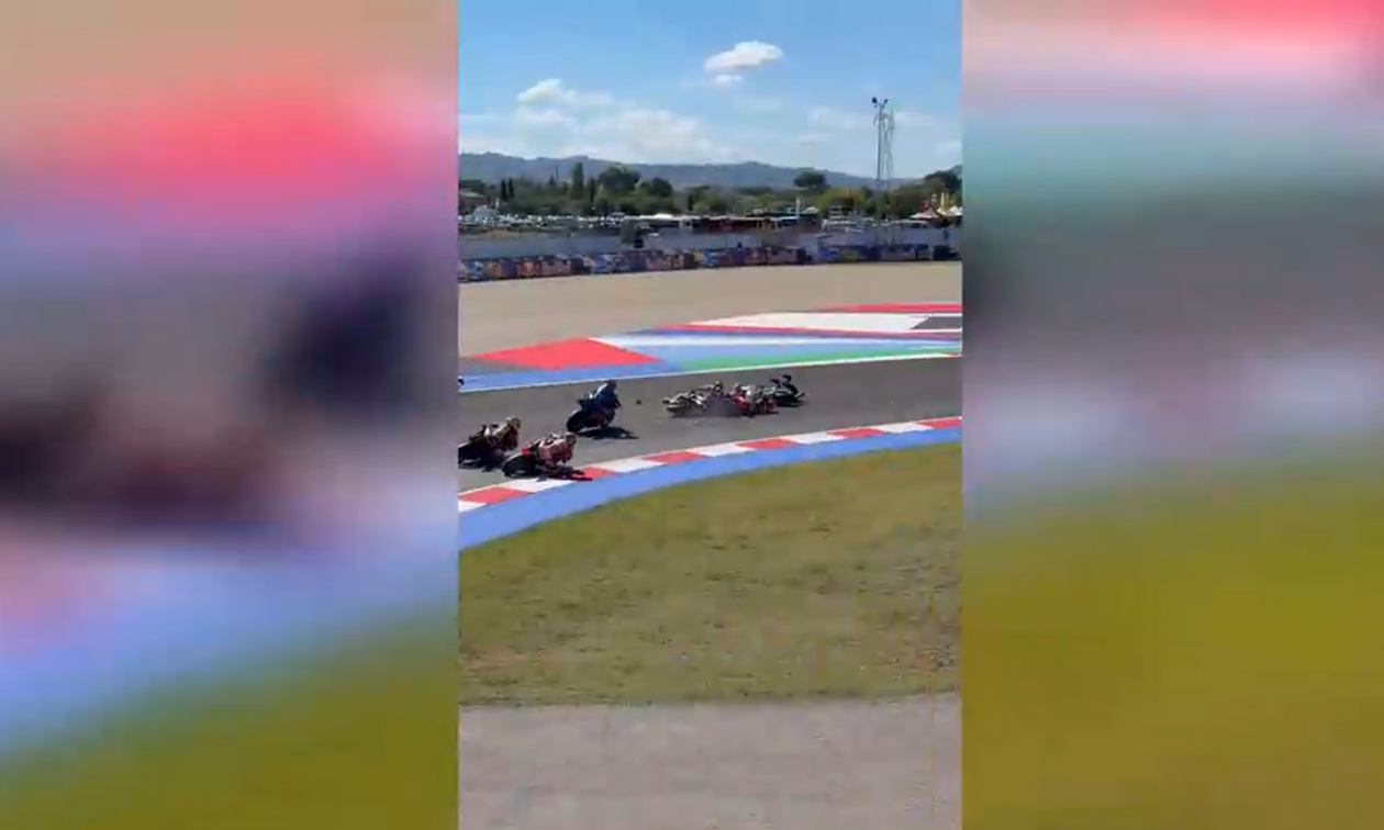 Χάος στην εκκίνηση του Moto2: Καραμπόλα αναβατών στον πρώτο γύρο!