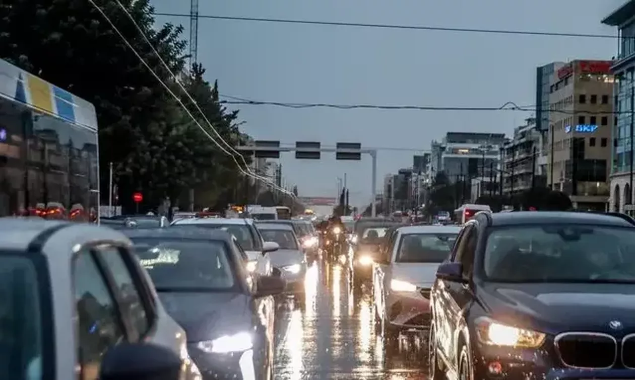 Κίνηση στους δρόμους: Χάος στο λεκανοπέδιο λόγω βροχής 