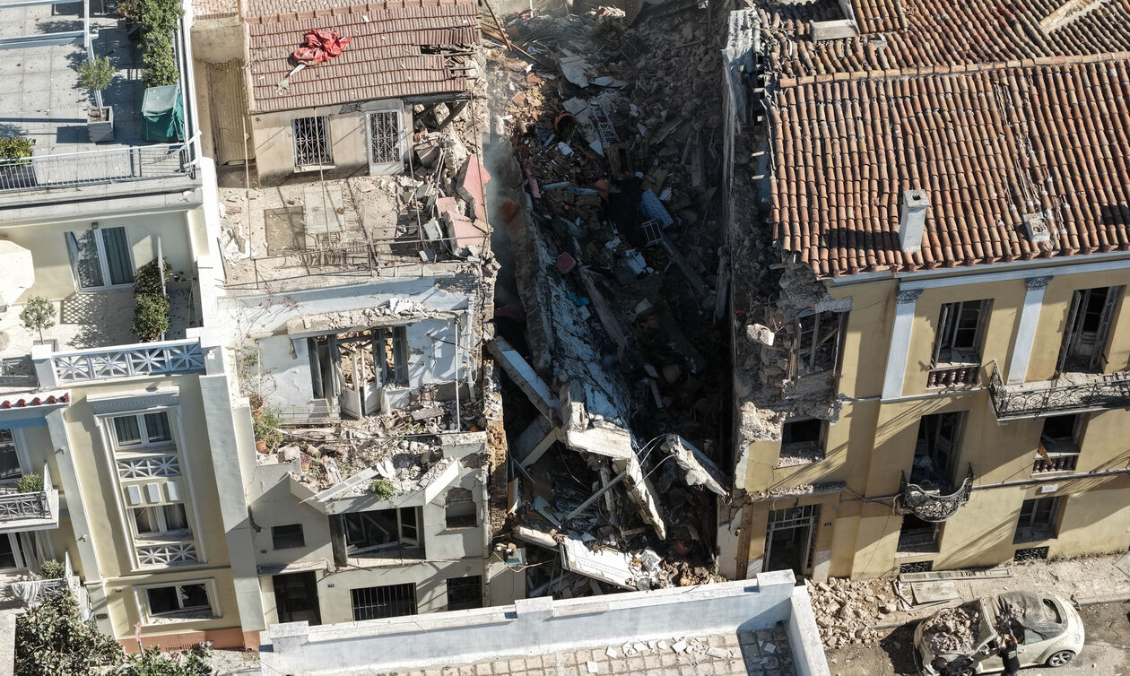 Έκρηξη σε κτίριο στην Πλάκα - Τρεις τραυματίες μετά την κατάρρευση κτηρίου