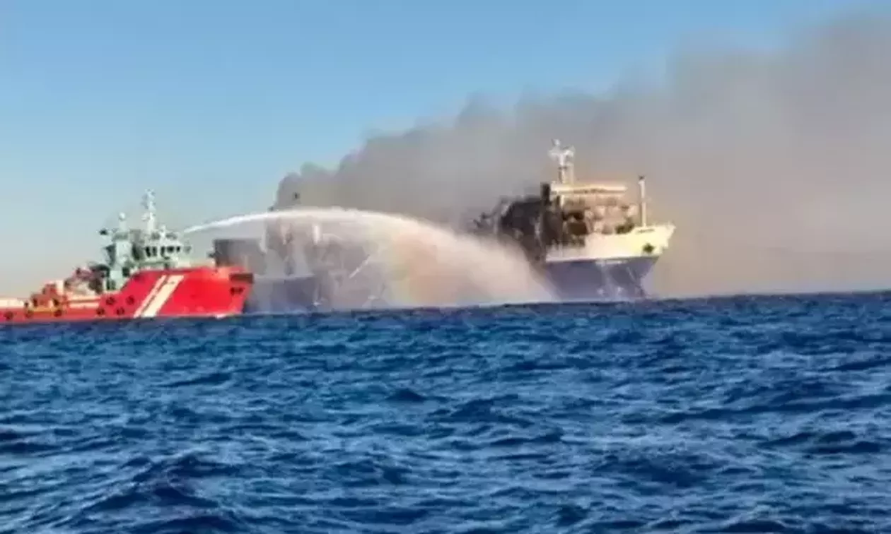  Φωτιά στο Blue Carrier 2: Καταστράφηκε ολοσχερώς το πλοίο – Προσπάθειες για να μην βυθιστεί 