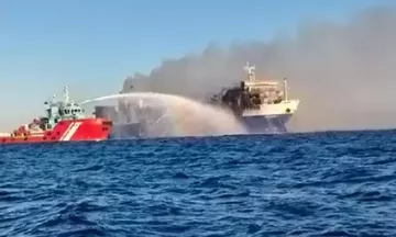  Φωτιά στο Blue Carrier 2: Καταστράφηκε ολοσχερώς το πλοίο – Προσπάθειες για να μην βυθιστεί 