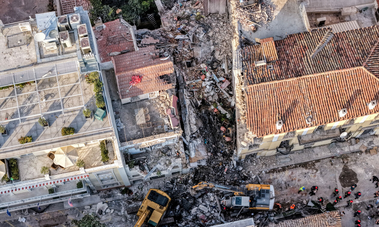 Έκρηξη στην Πλάκα: Νεκρός ένας άνδρας και μια γυναίκα. Αγνοούνται ακόμα 4 άνθρωποι