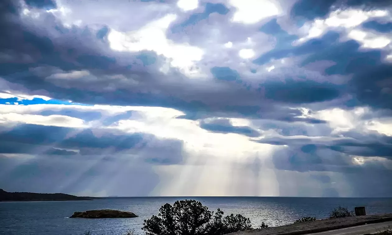 Καιρός: Ηλιοφάνεια με λίγες νεφώσεις