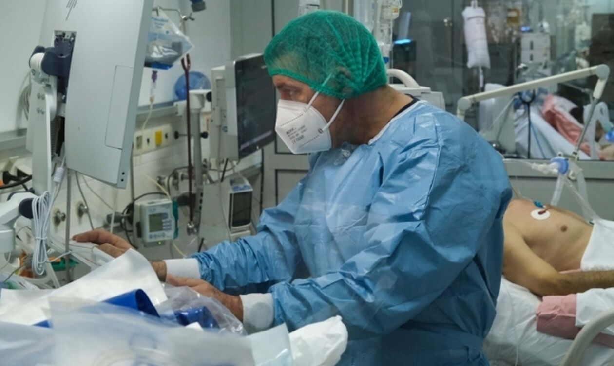  Πρώτος θάνατος από γρίπη και 15 εισαγωγές – Πρεμιέρα για τα νέα εμβόλια 