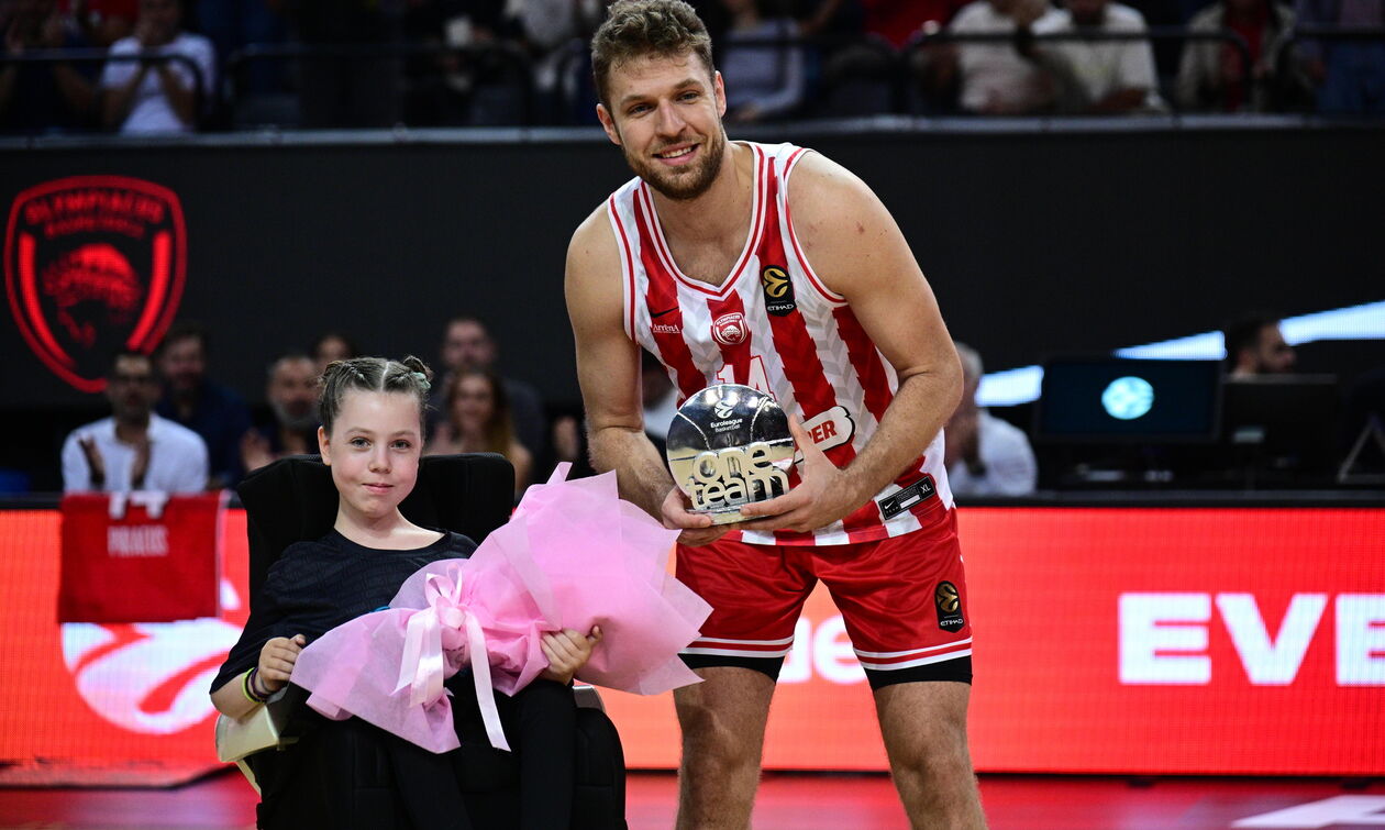 Euroleague: Τίμησε τον Σάσα Βεζένκοφ ως κορυφαίο πρεσβευτή του One Team (vid)